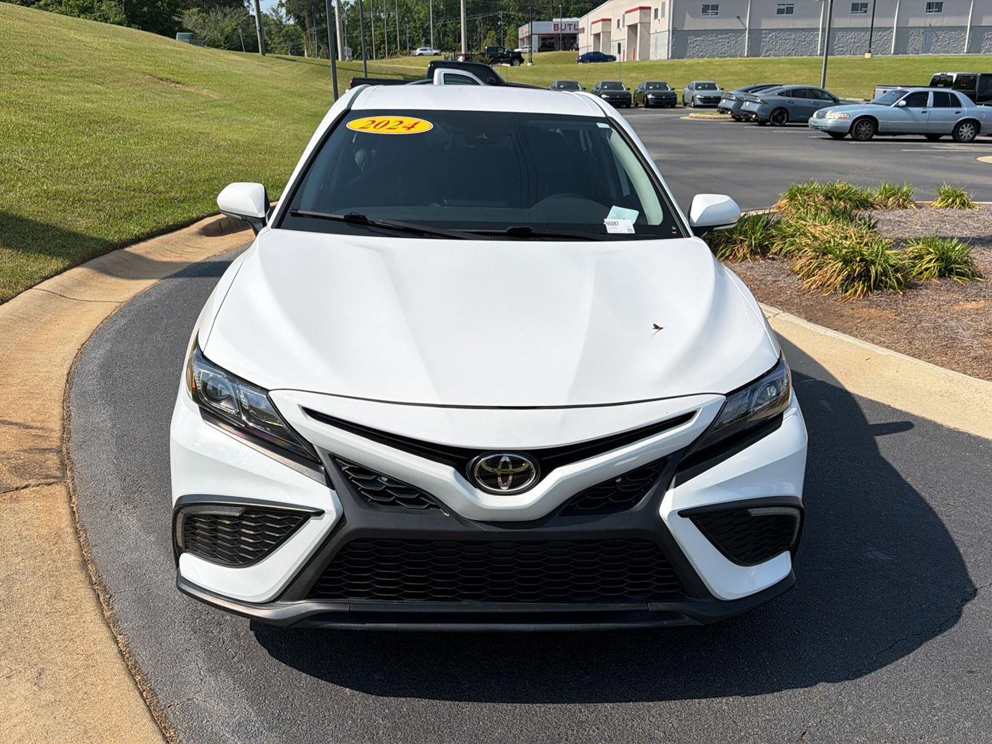 2024 Toyota Camry SE - Photo 9