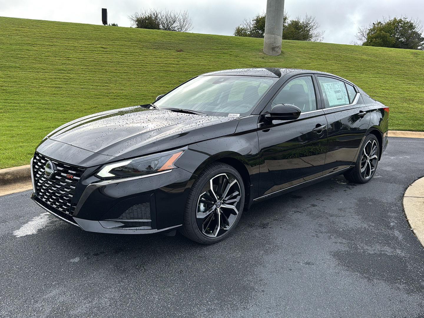 2025 Nissan Altima SR photo 2