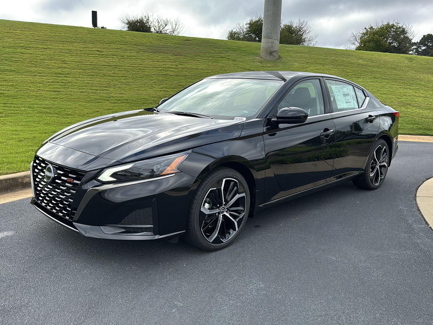 2025 Nissan Altima SR photo 2