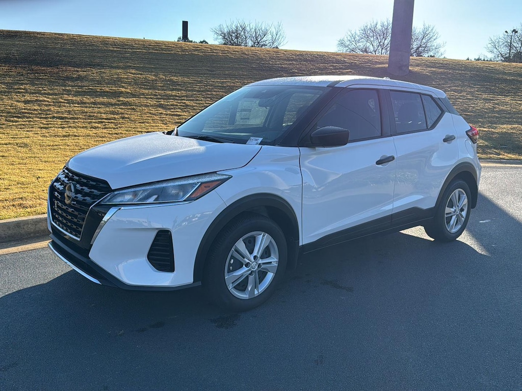 2025 Nissan Kicks Play S photo 2