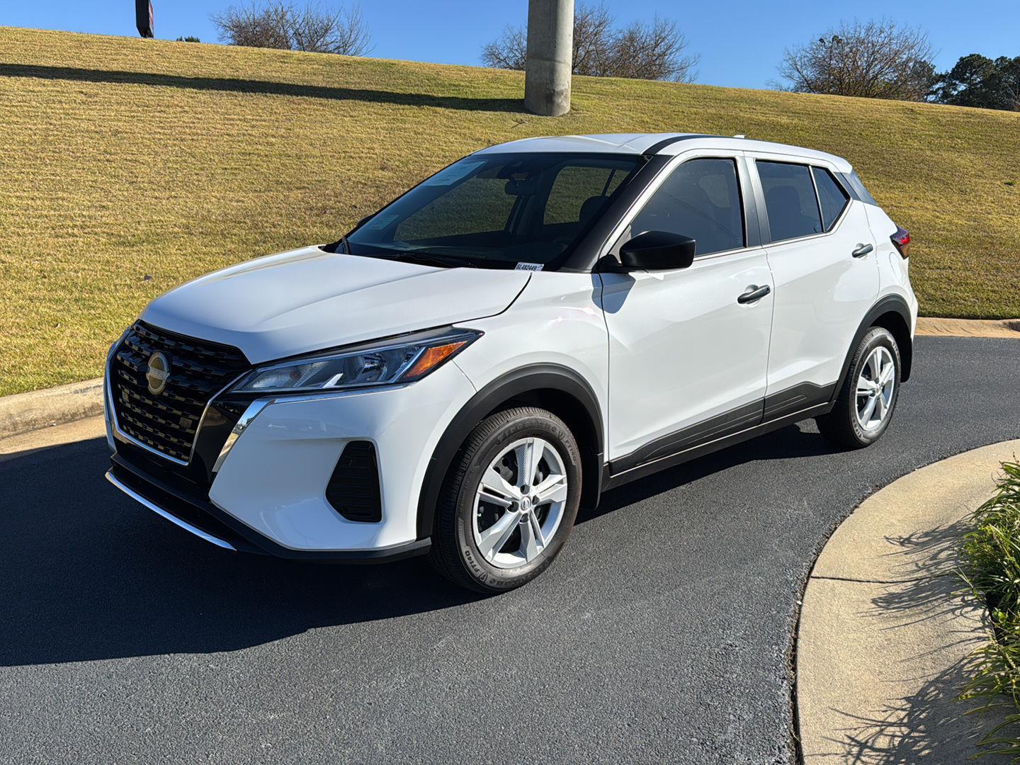 2025 Nissan KICKS PLAY Base