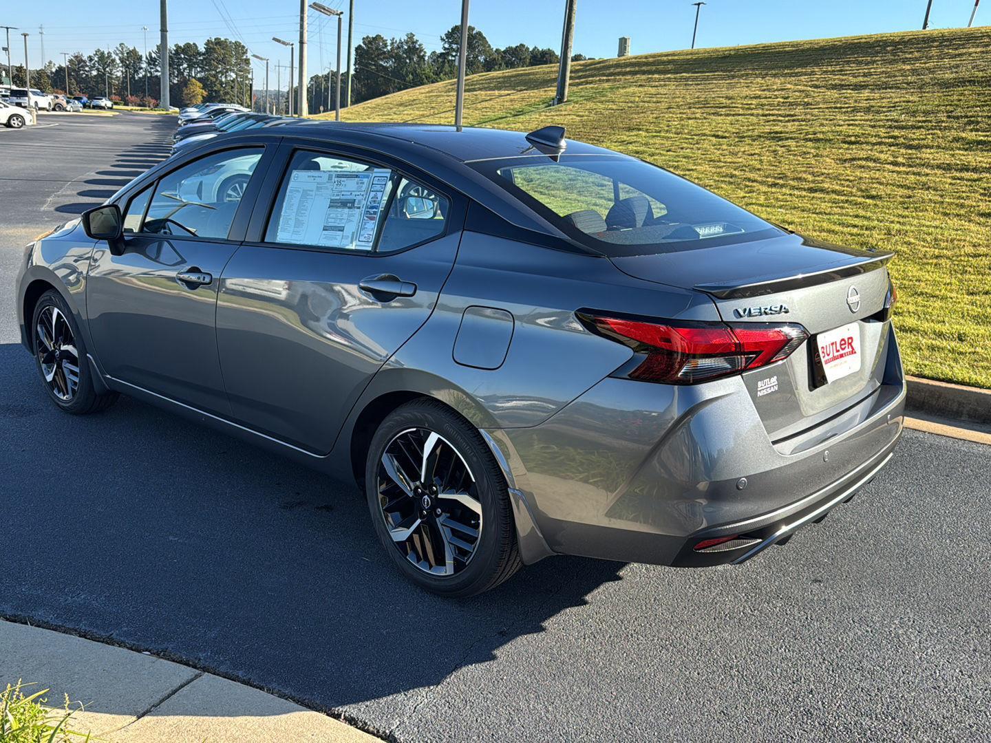 2025 Nissan Versa 1.6 SR photo 3