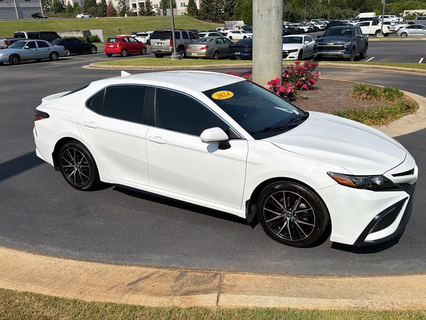 2024 Toyota Camry SE - Photo 7