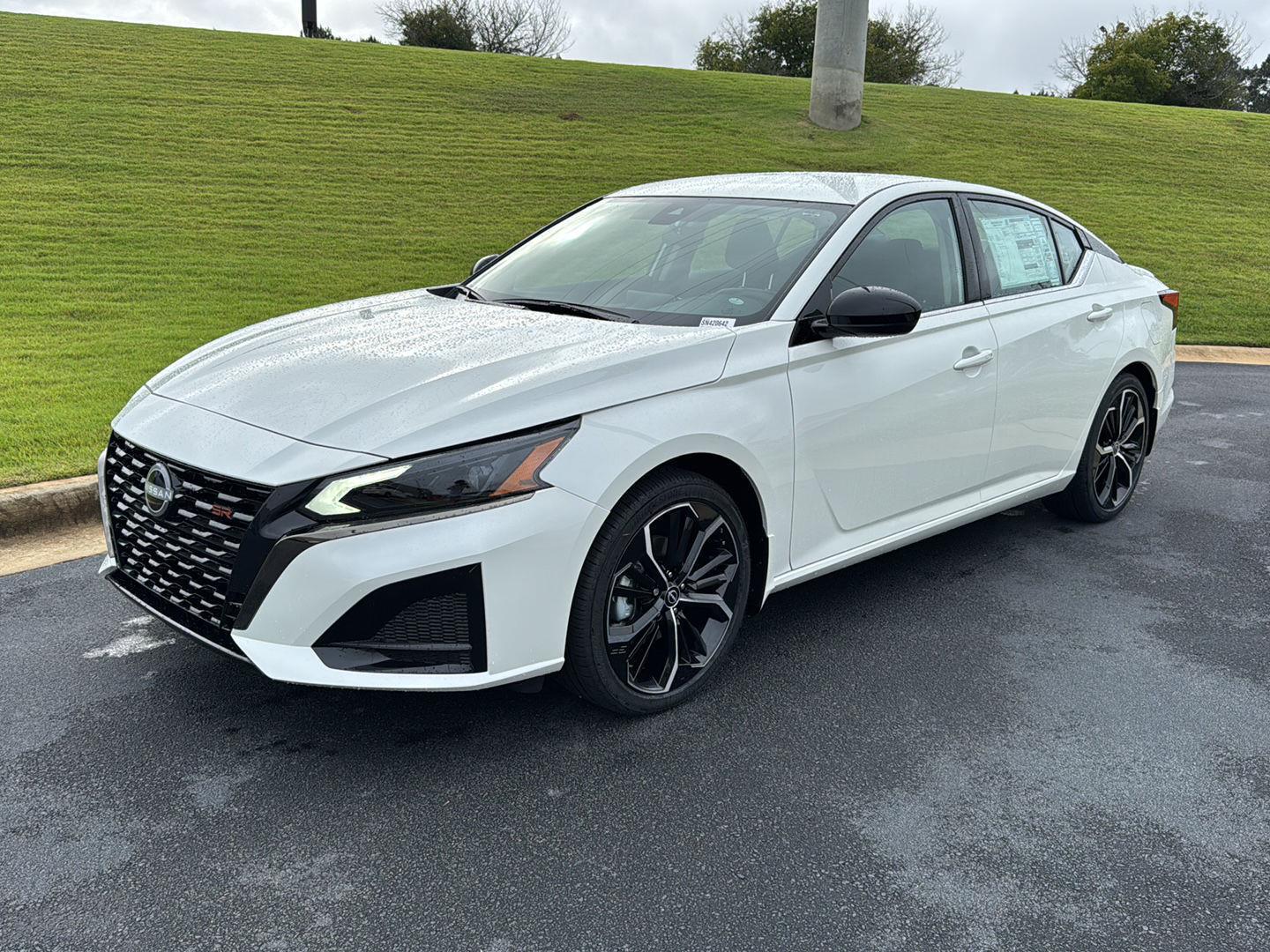 2025 Nissan Altima SR's photo