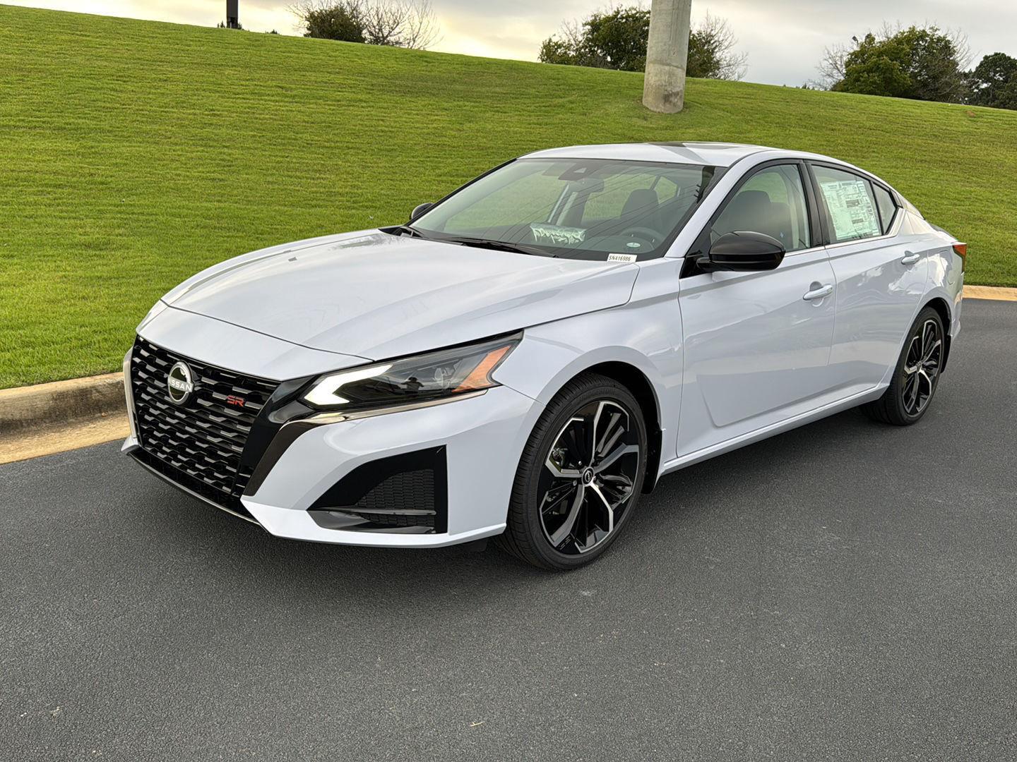 2025 Nissan Altima SR's photo