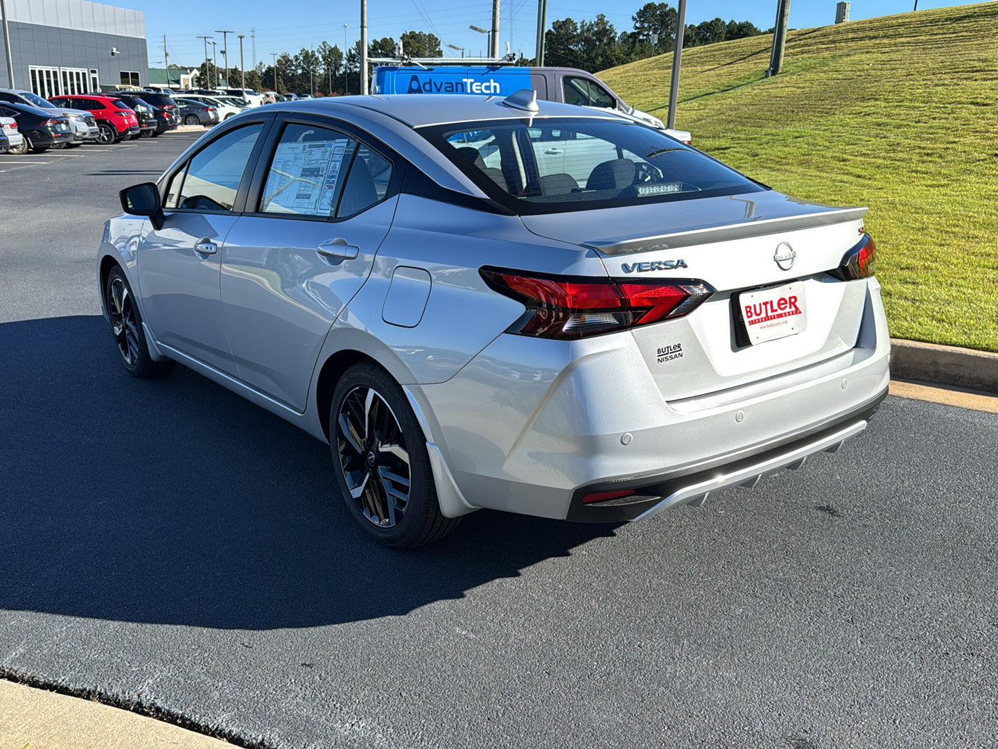 2025 Nissan Versa 1.6 SR photo 2