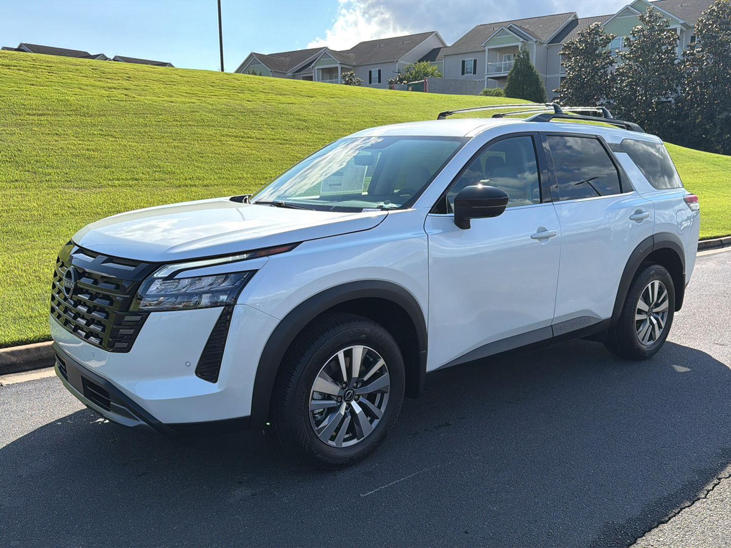 2026 Nissan Pathfinder SL 2WD's photo