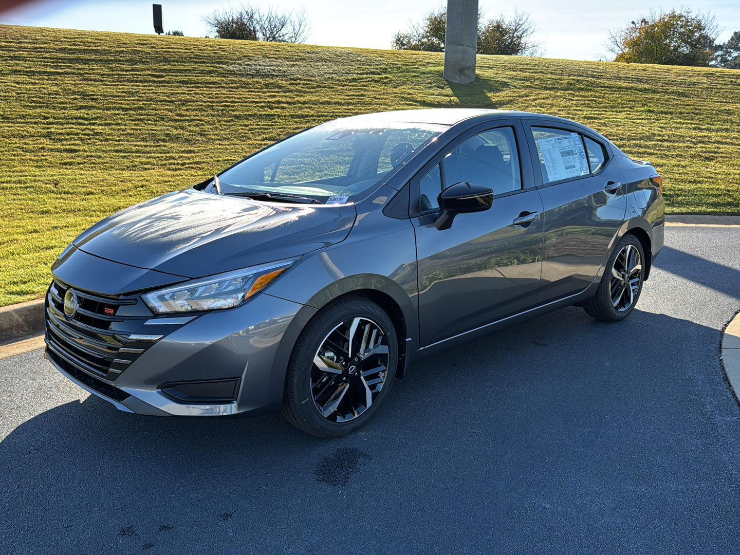 2025 Nissan Versa 1.6 SR photo 2