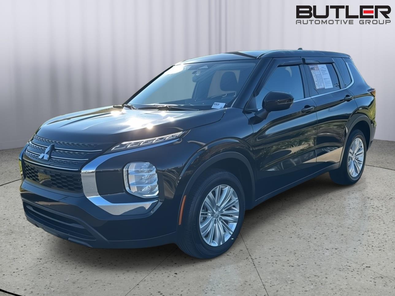 2024 Mitsubishi Outlander ES's photo