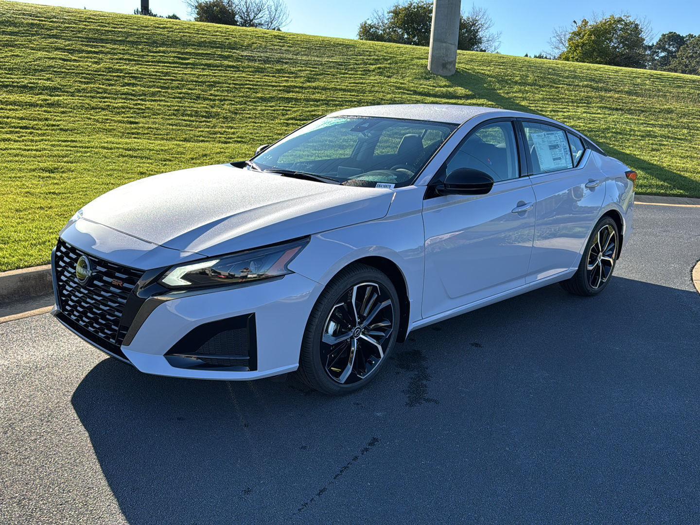 2025 Nissan Altima SR's photo