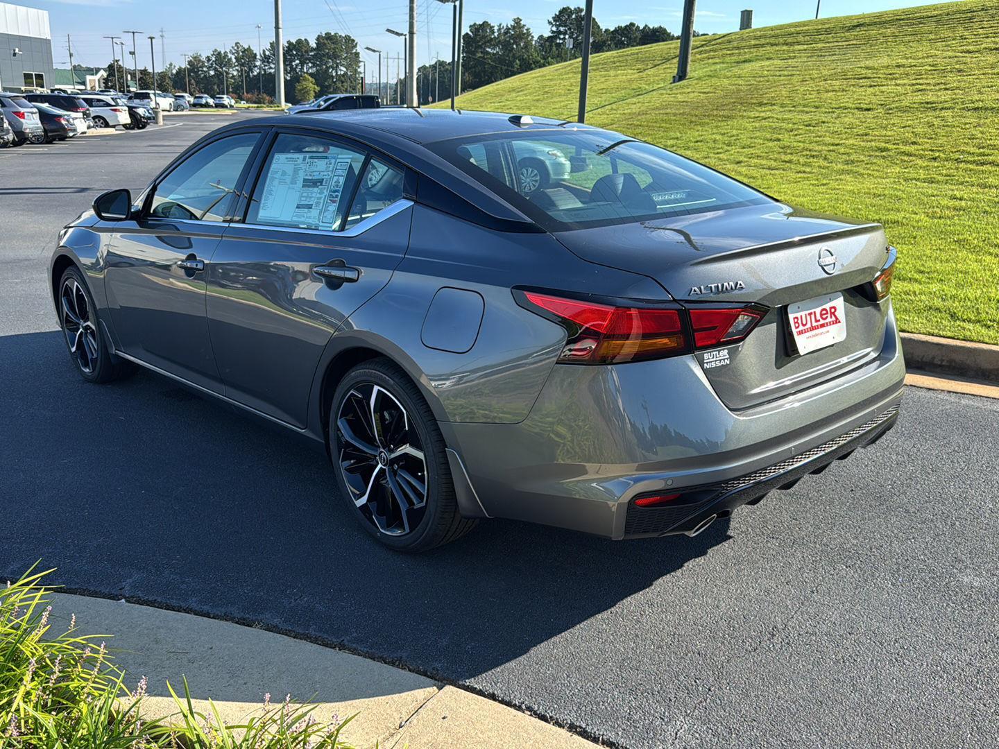 2025 Nissan Altima SR photo 3