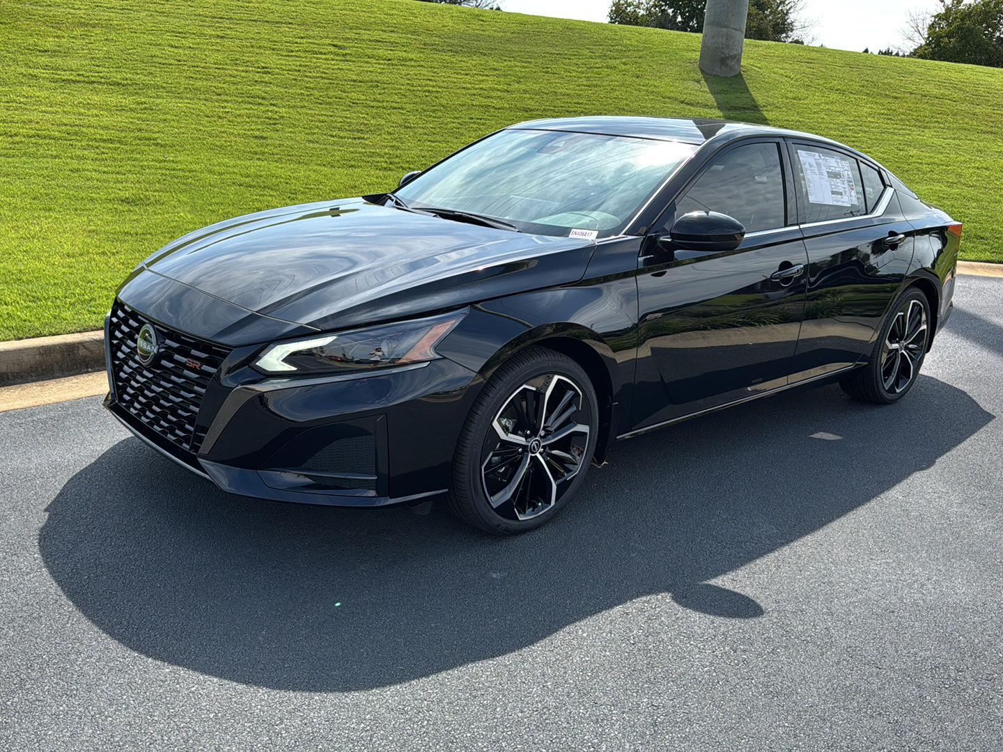 2025 Nissan Altima SR's photo