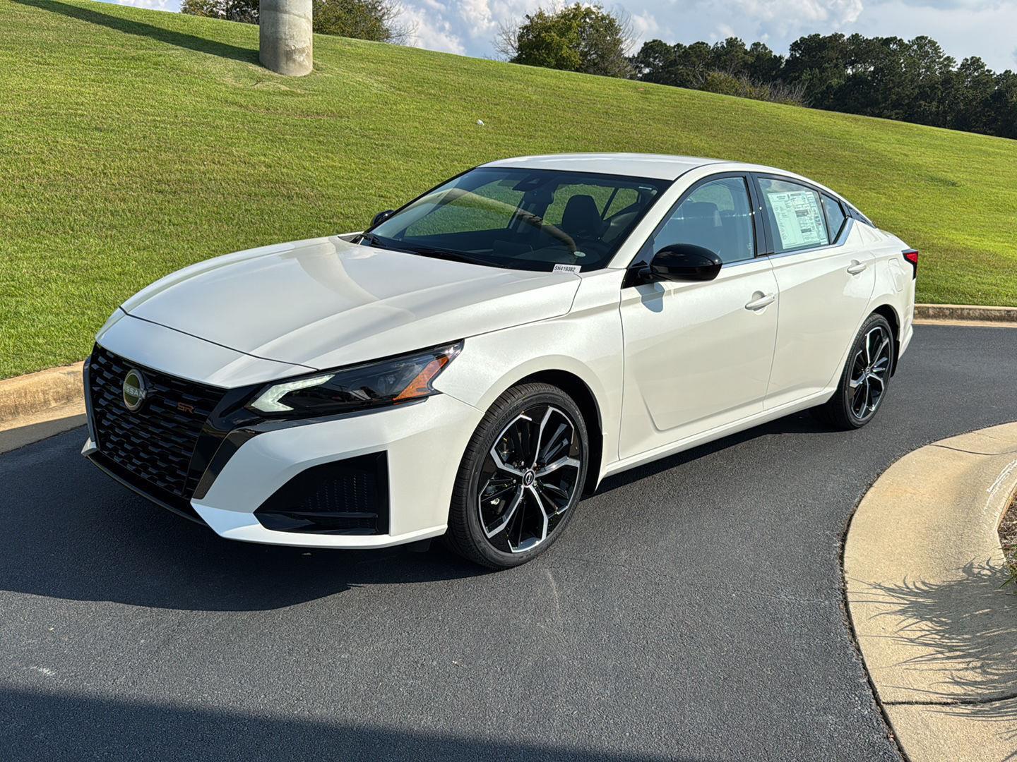 2025 Nissan Altima SR's photo