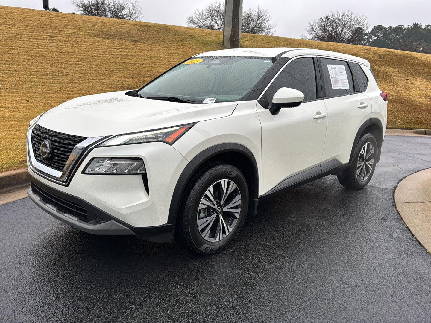 2023 Nissan Rogue SV's photo