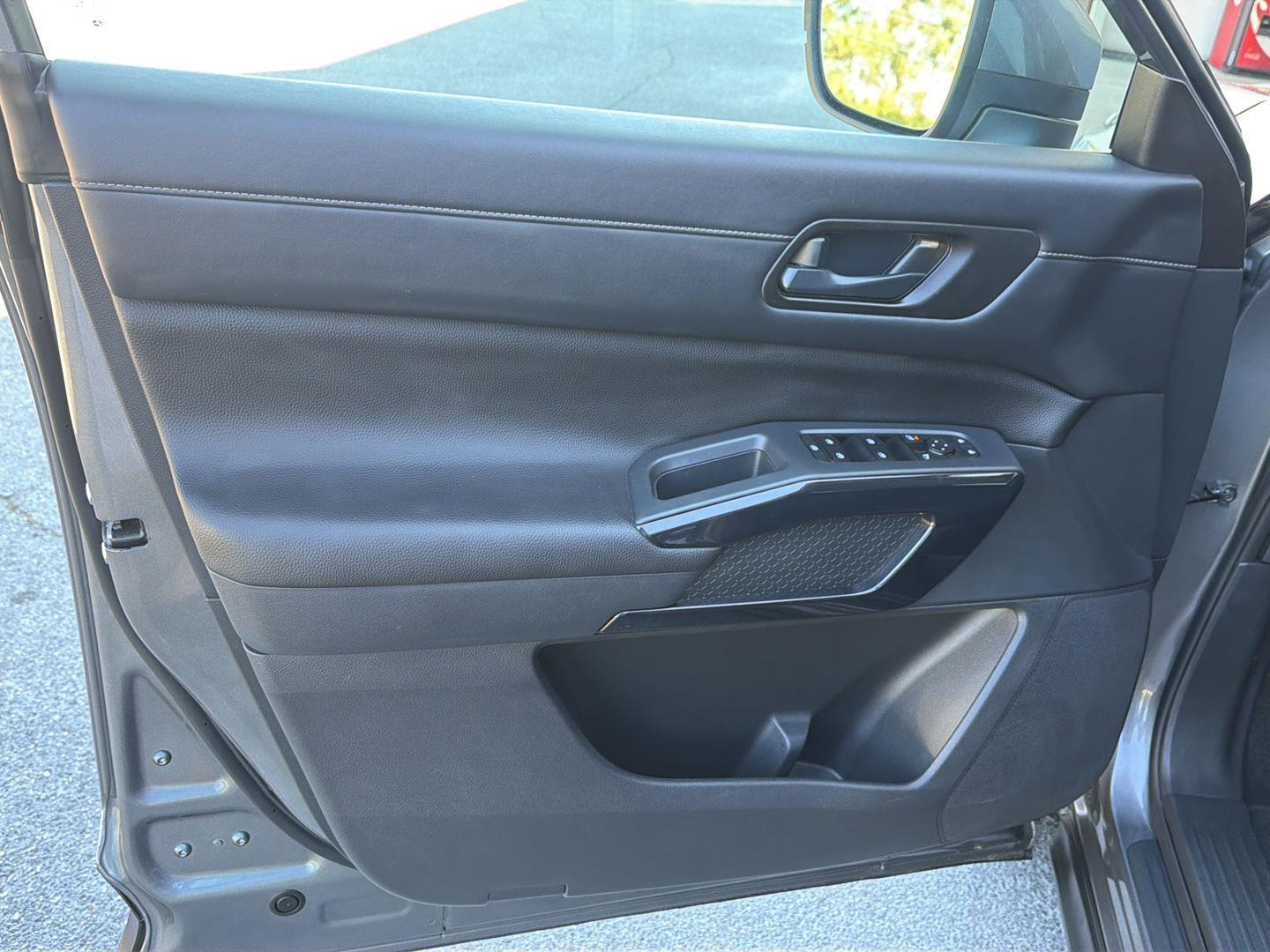 2025 Nissan Pathfinder SV - Photo 17