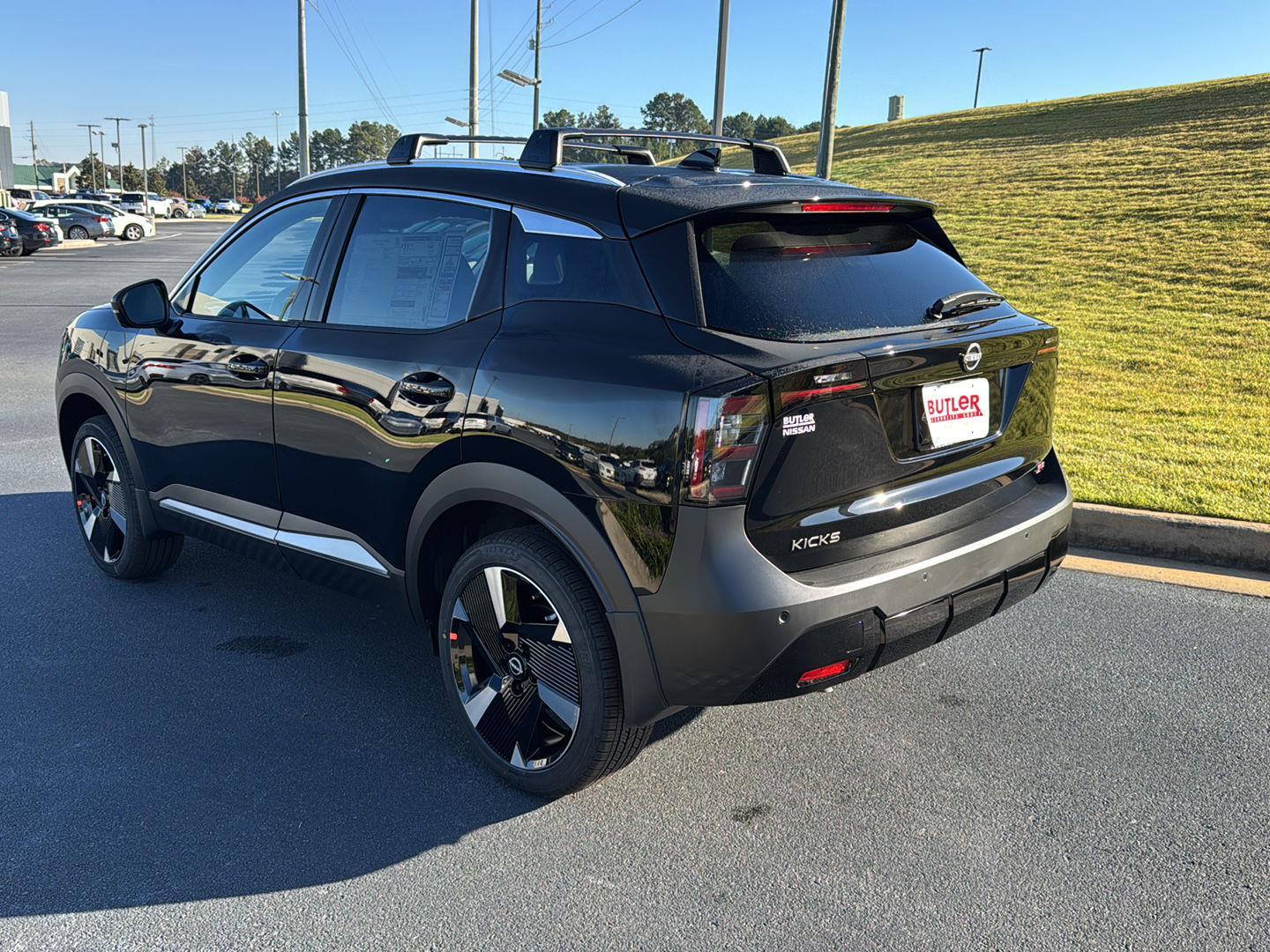 2026 Nissan Kicks SR photo 2