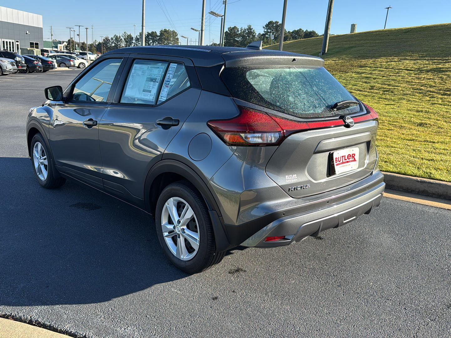 2025 Nissan Kicks Play S photo 2