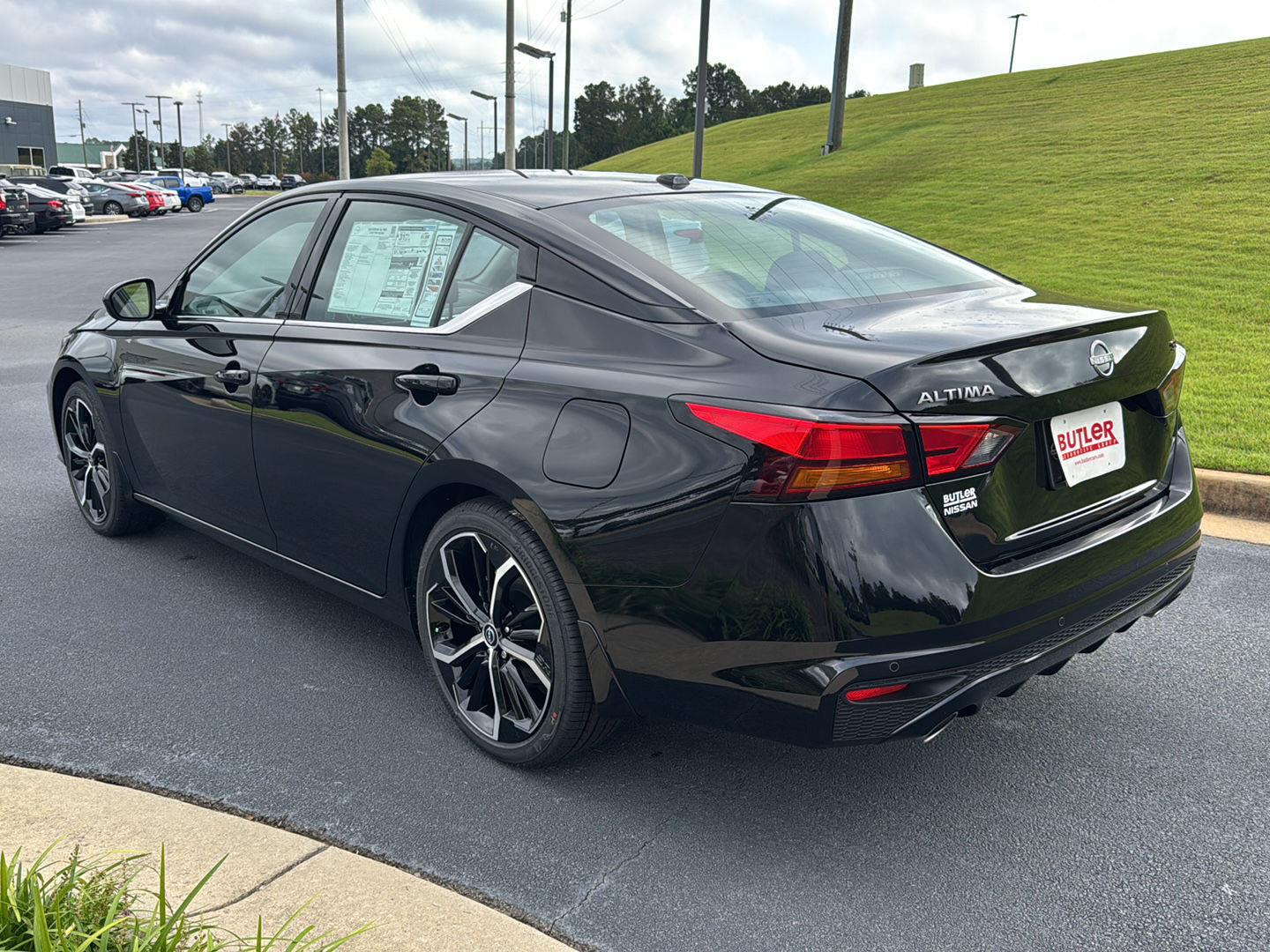 2025 Nissan Altima SR photo 3