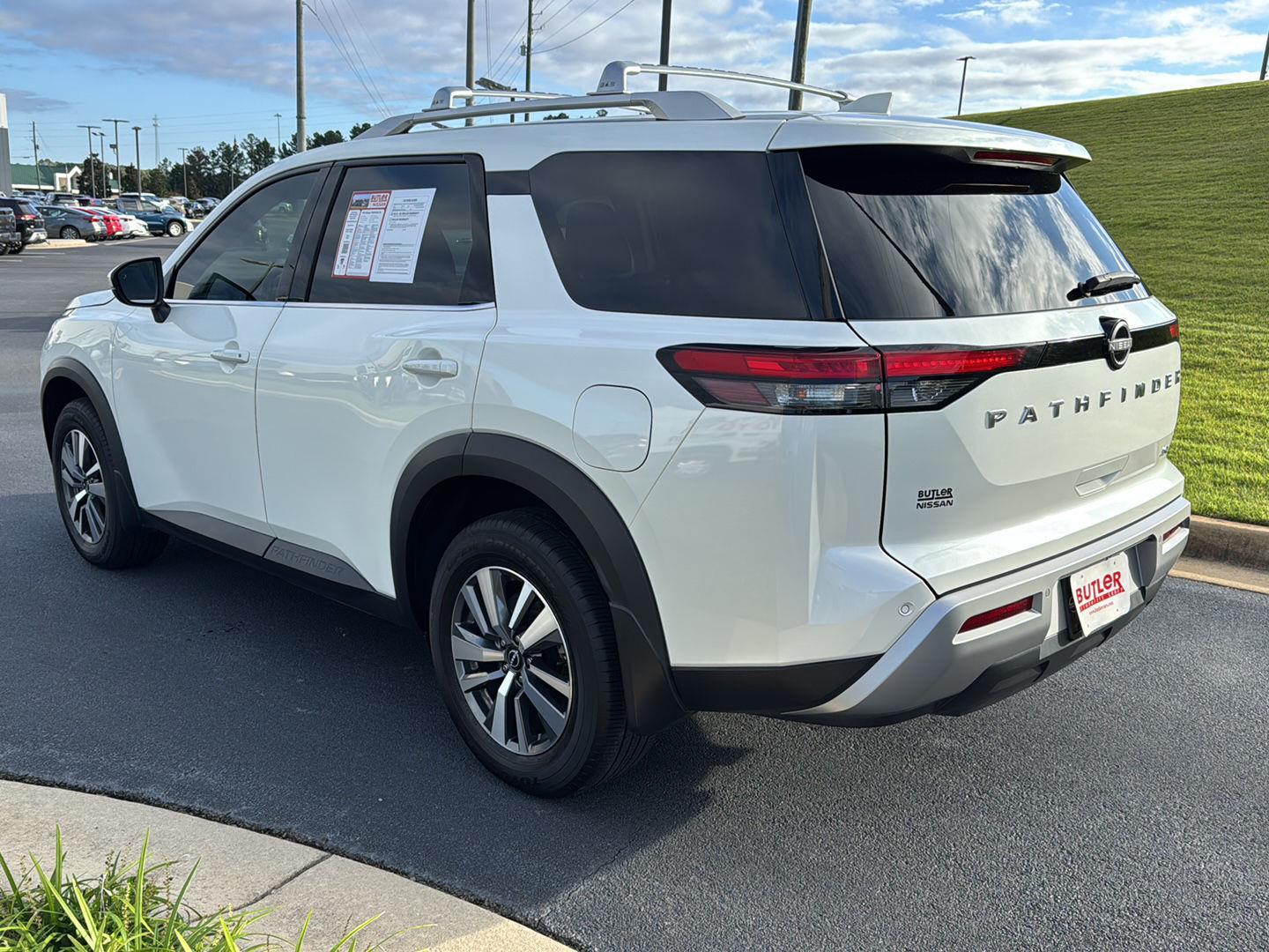 2024 Nissan Pathfinder SL photo 2
