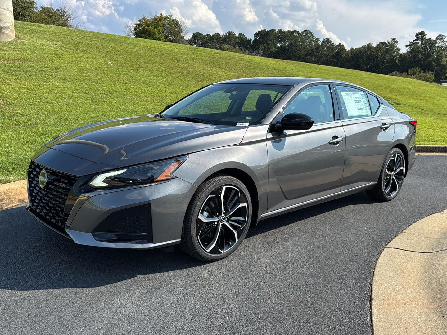 2025 Nissan Altima SR photo 2