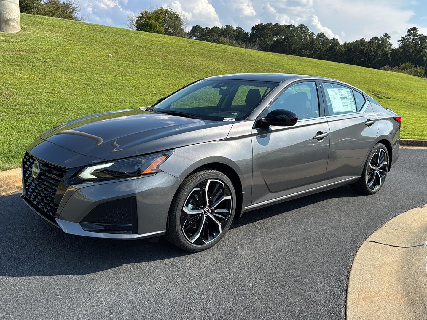 2025 Nissan Altima SR's photo