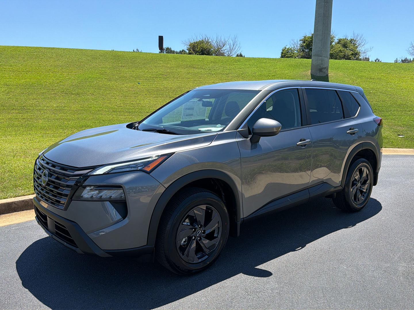 2026 Nissan Rogue SV FWD's photo