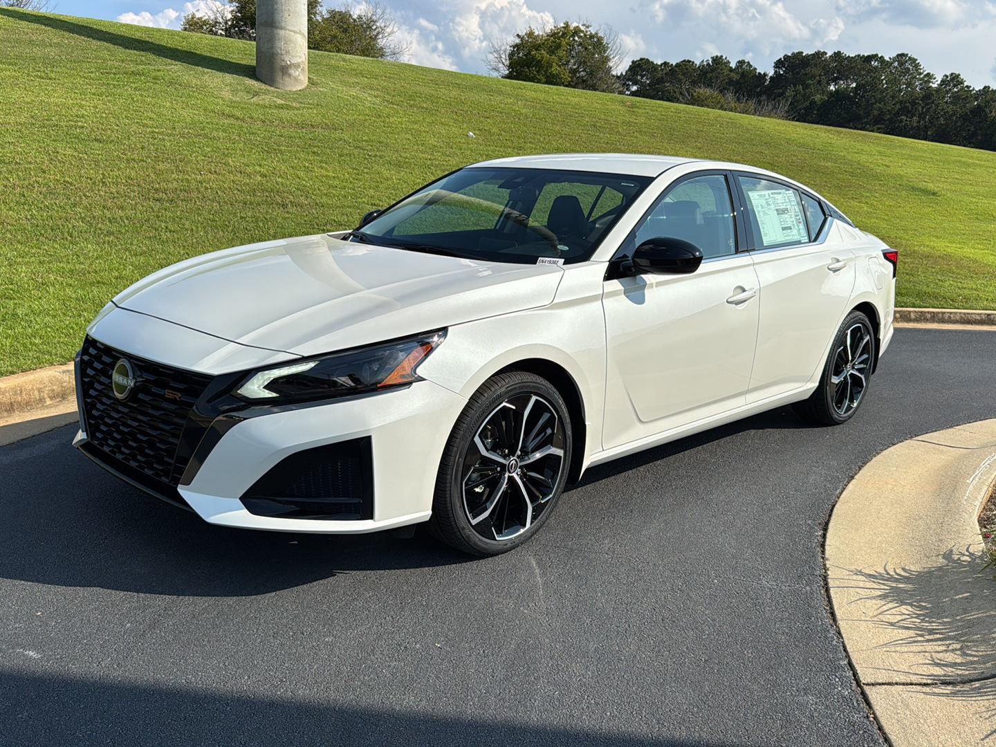 2025 Nissan Altima SR photo 2