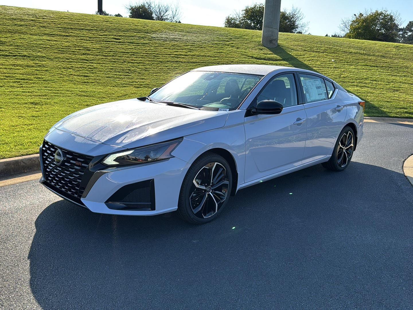 2025 Nissan Altima SR's photo