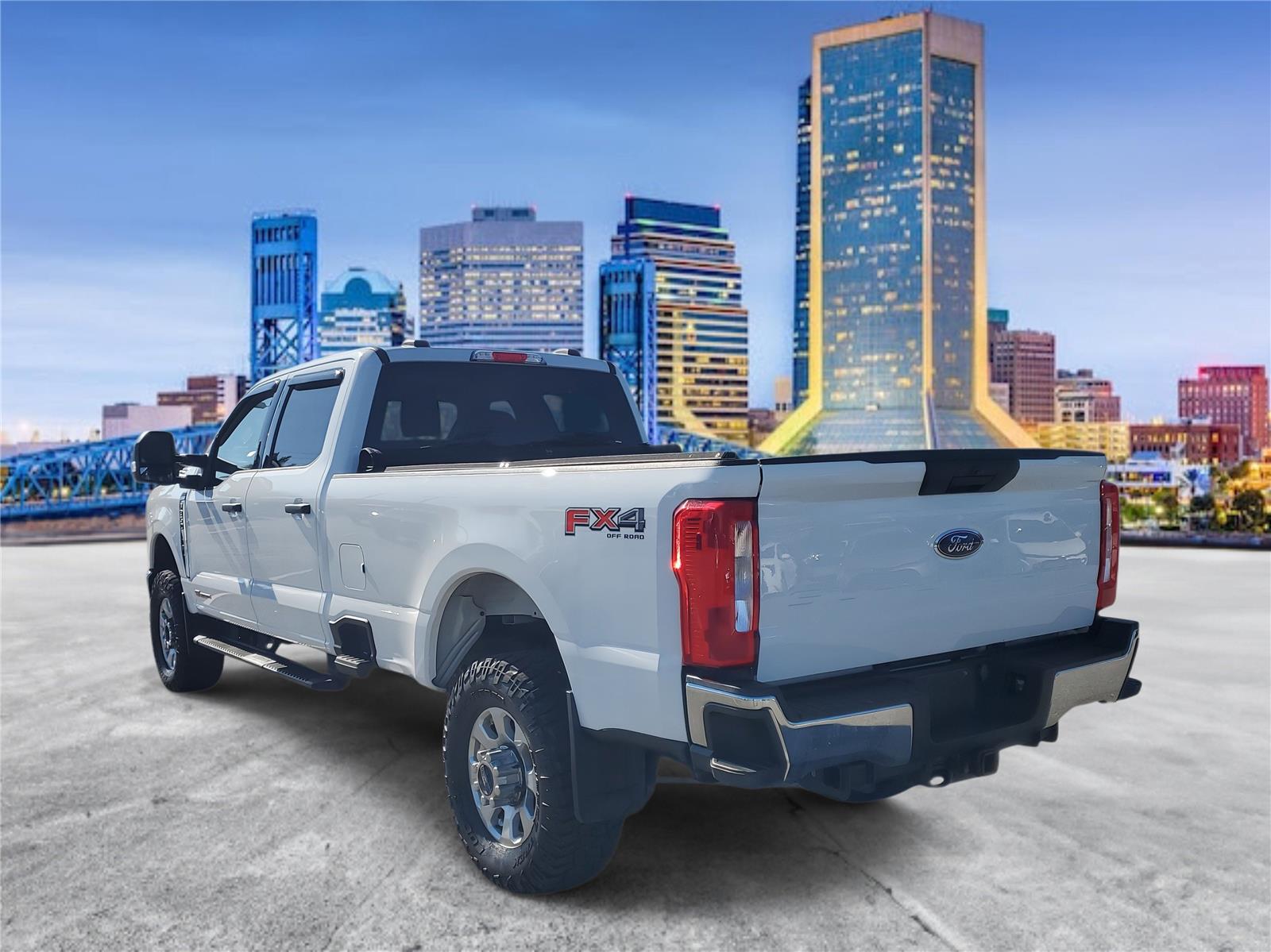 2023 Ford F-350 XLT photo 2