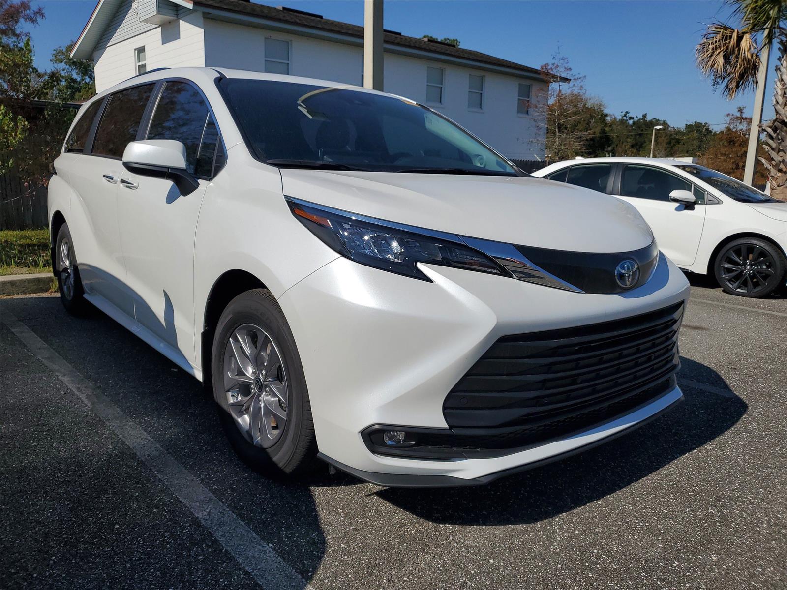 2025 Toyota Sienna XLE photo 3