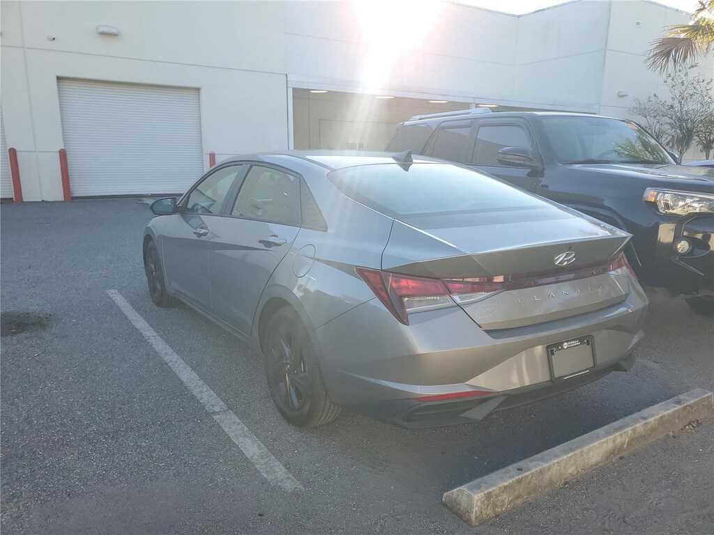 2022 Hyundai Elantra SEL Convenience photo 3