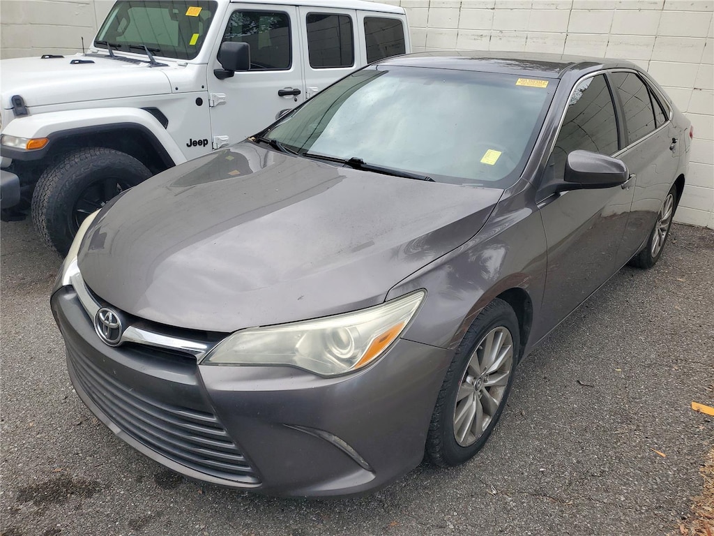 2016 Toyota Camry XLE photo 2