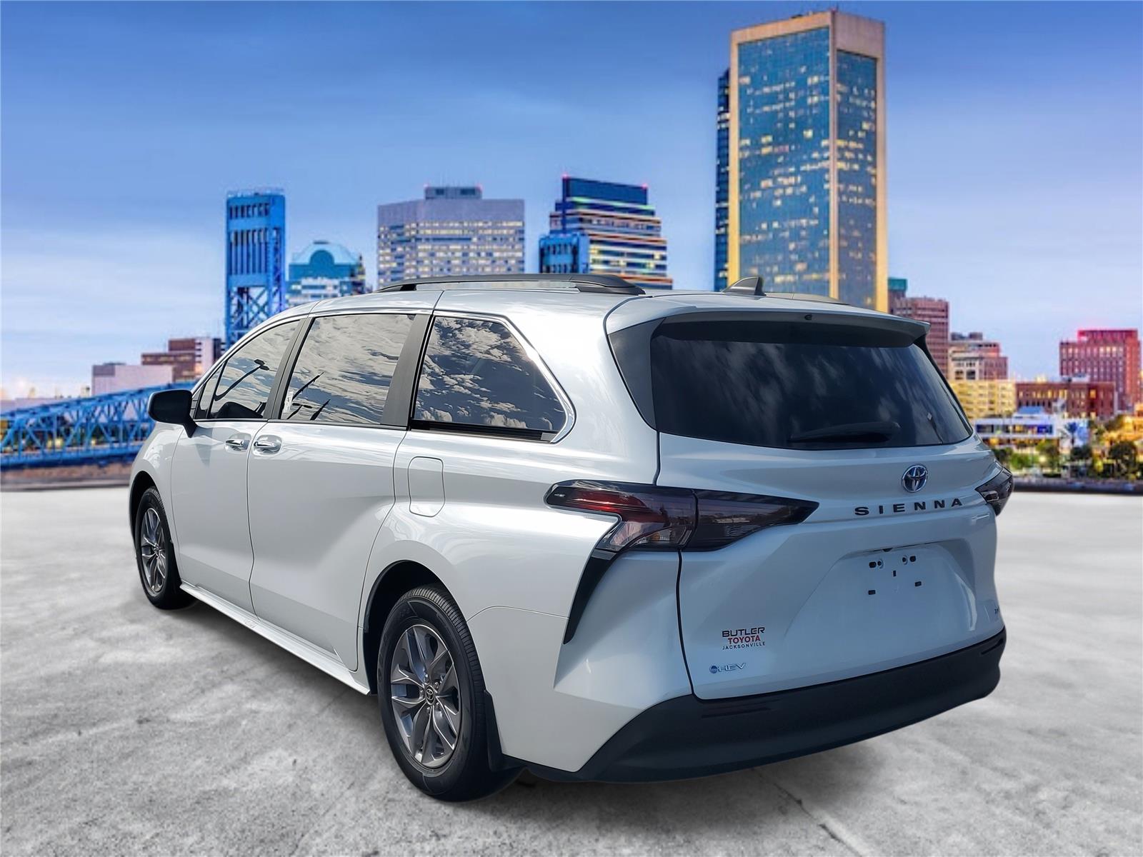 2025 Toyota Sienna XLE photo 2