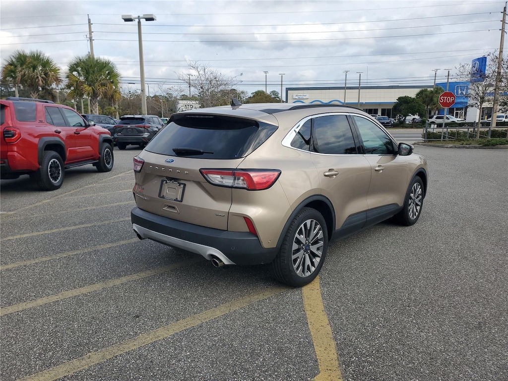 2020 Ford Escape Titanium Hybrid photo 3