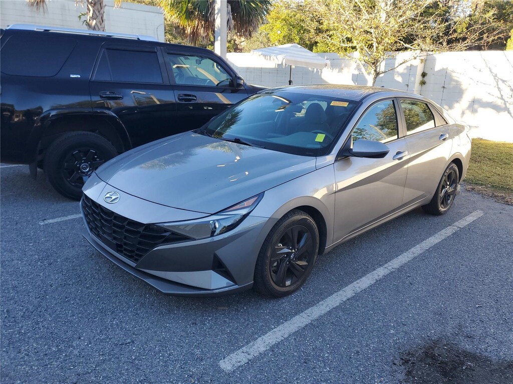 2022 Hyundai Elantra SEL Convenience photo 2