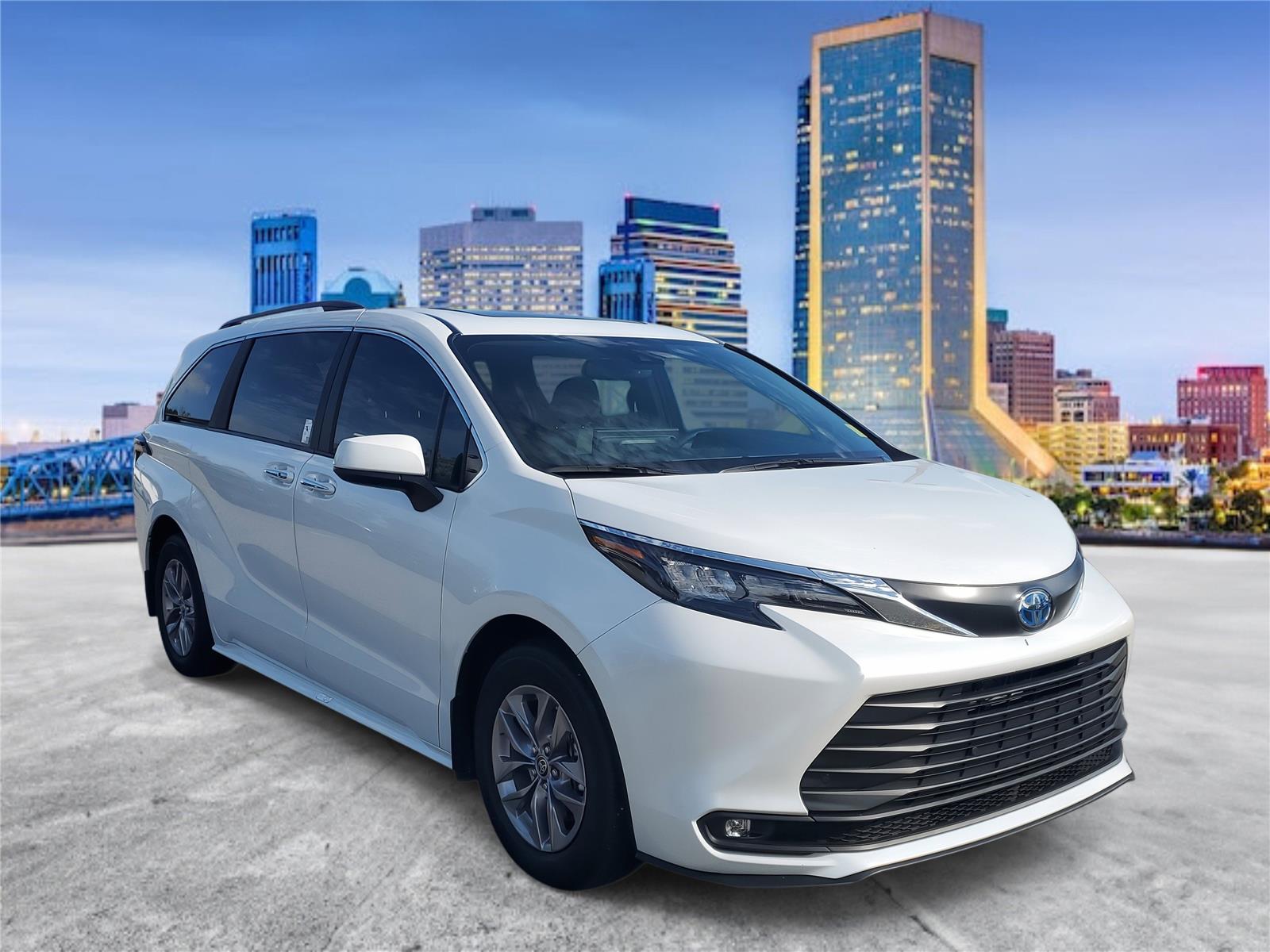 2025 Toyota Sienna XLE photo 4