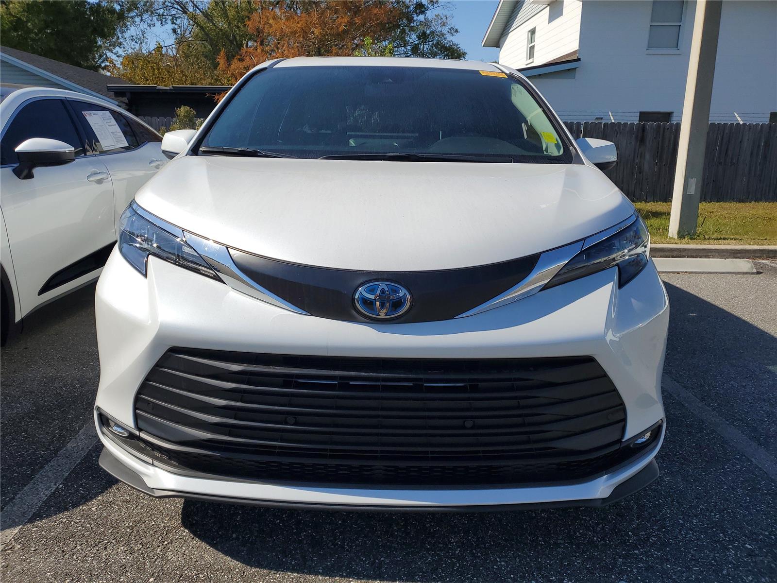 2025 Toyota Sienna XLE photo 2