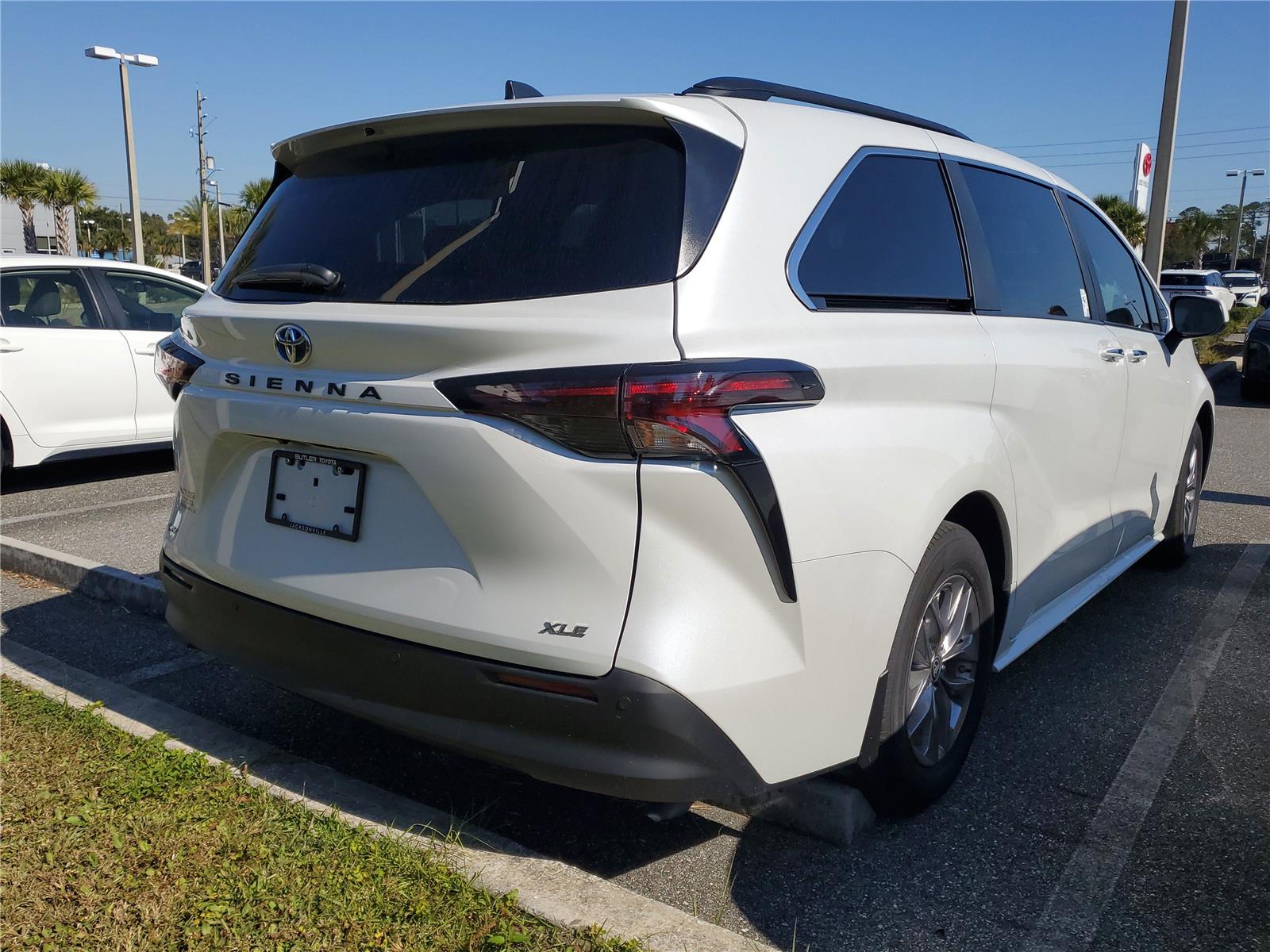 2025 Toyota Sienna XLE photo 4