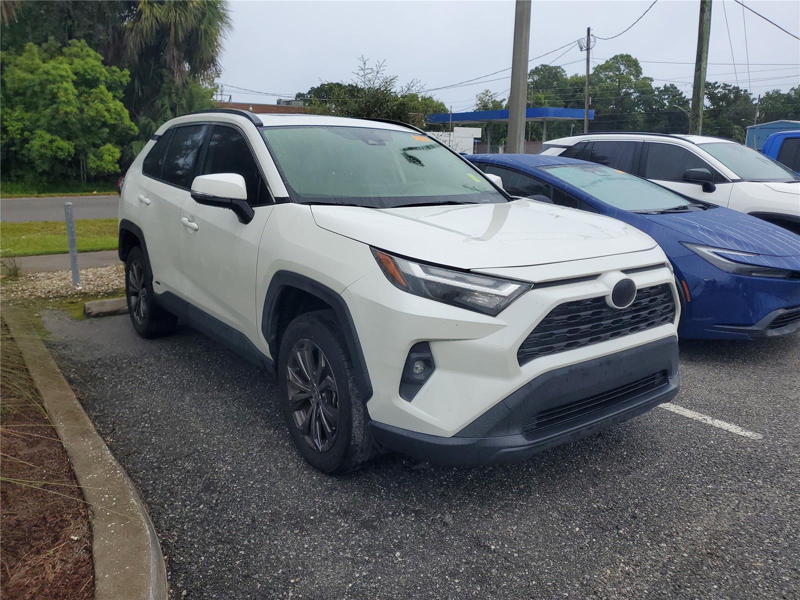 2022 Toyota RAV4 Hybrid XLE Premium photo 4