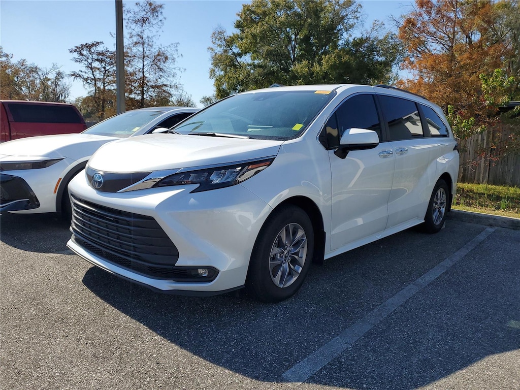 2025 Toyota Sienna XLE photo 2