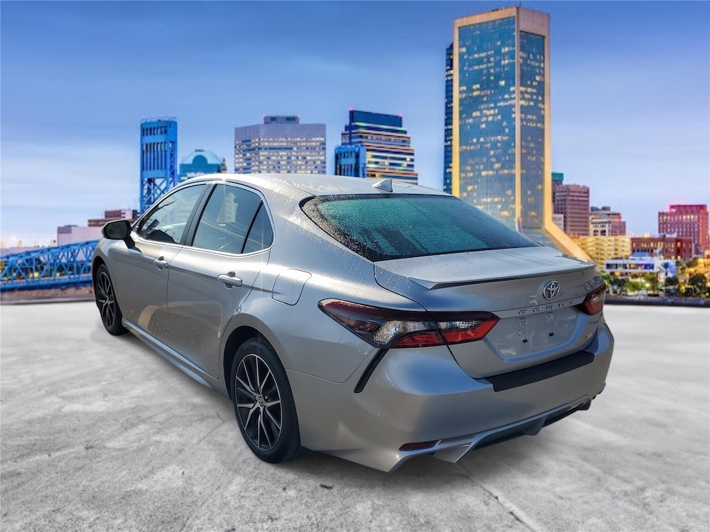 2022 Toyota Camry SE photo 2