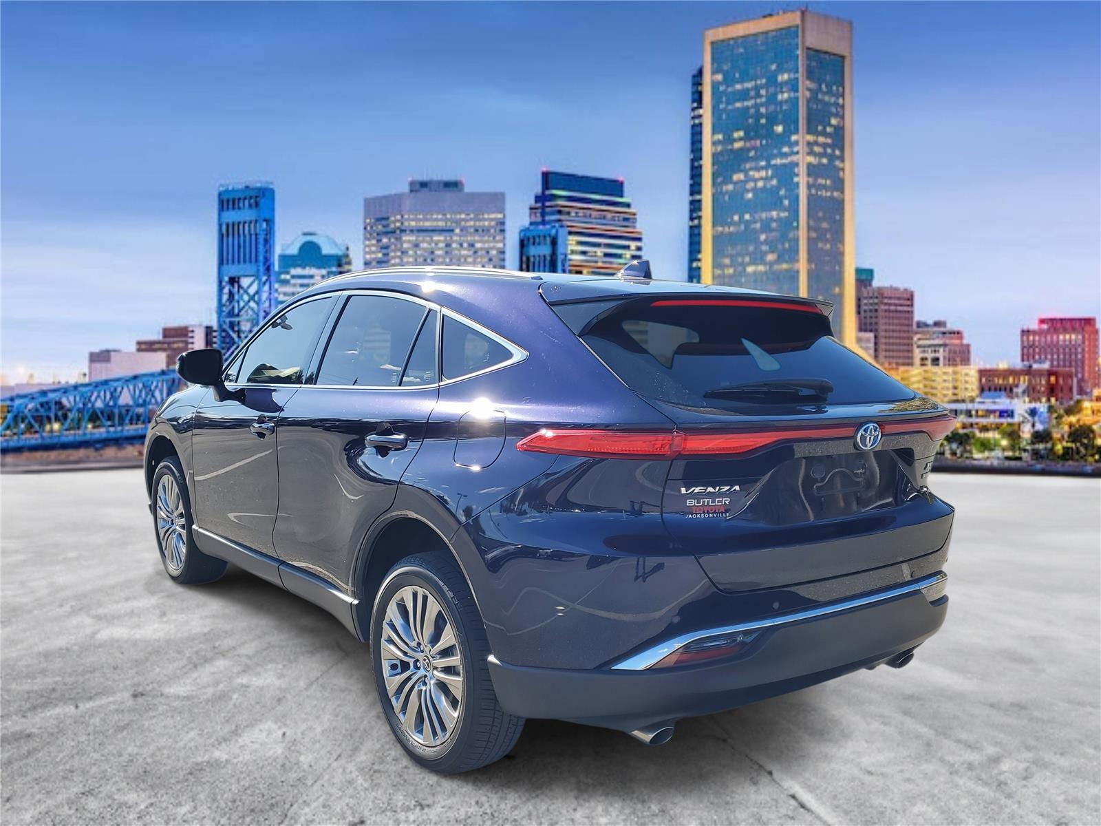 2022 Toyota Venza XLE photo 2