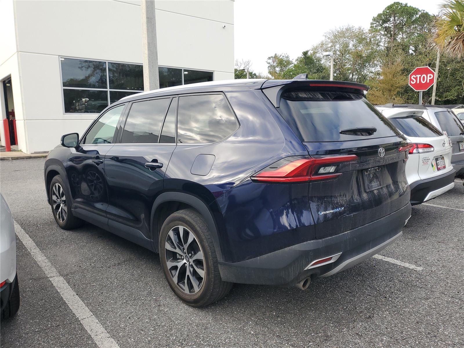 2024 Toyota Highlander Hybrid MAX Limited photo 2