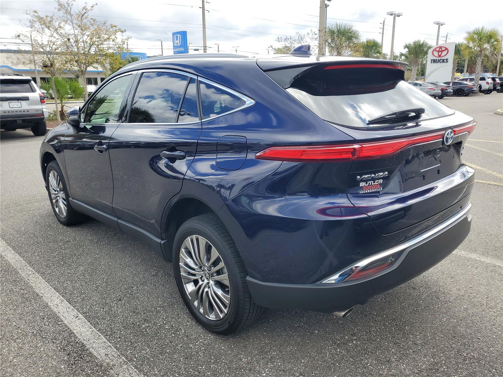 2022 Toyota Venza XLE photo 2