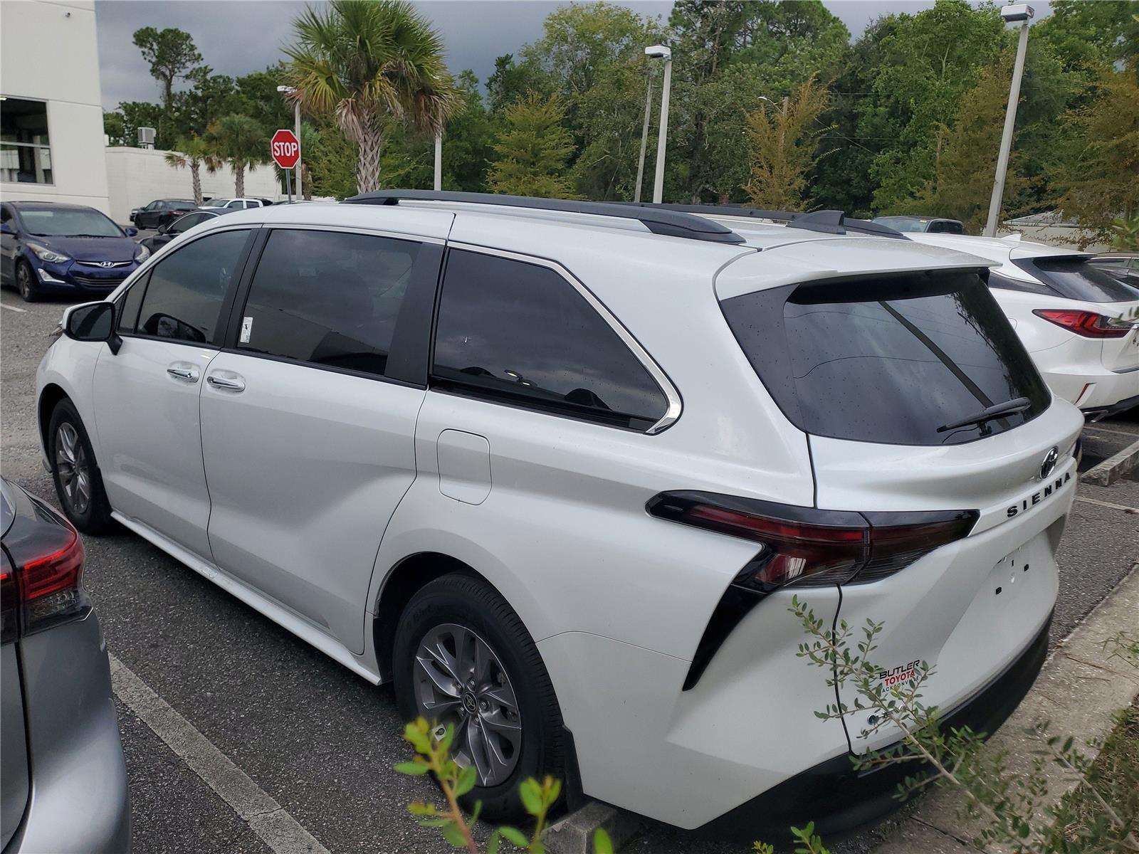 2025 Toyota Sienna XLE photo 2