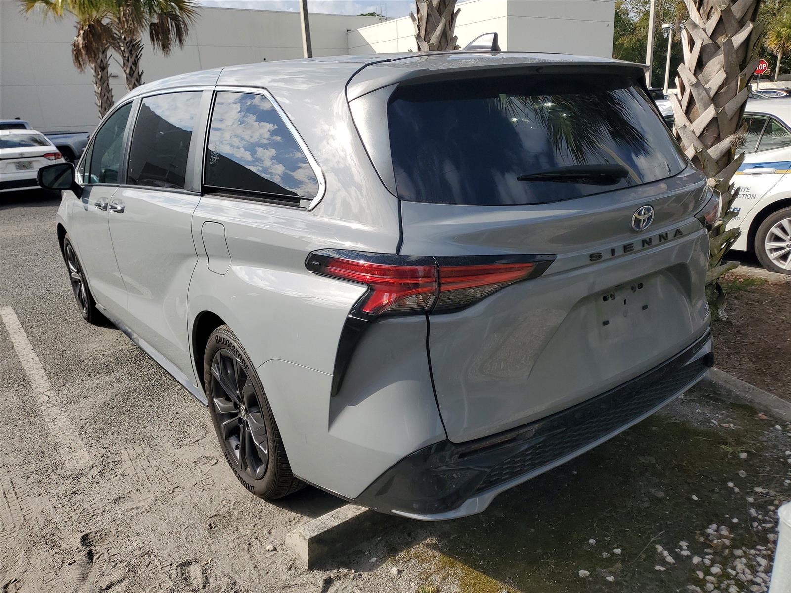 2024 Toyota Sienna XSE photo 2