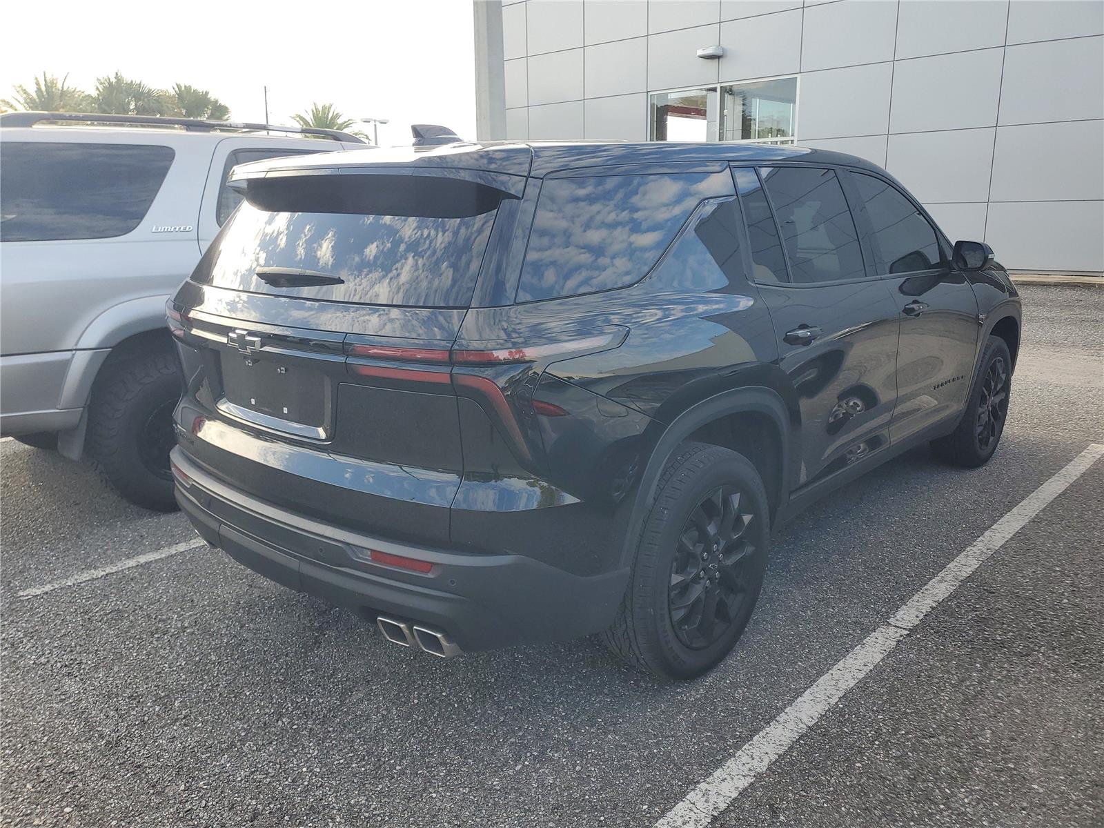2024 Chevrolet Traverse LS photo 2