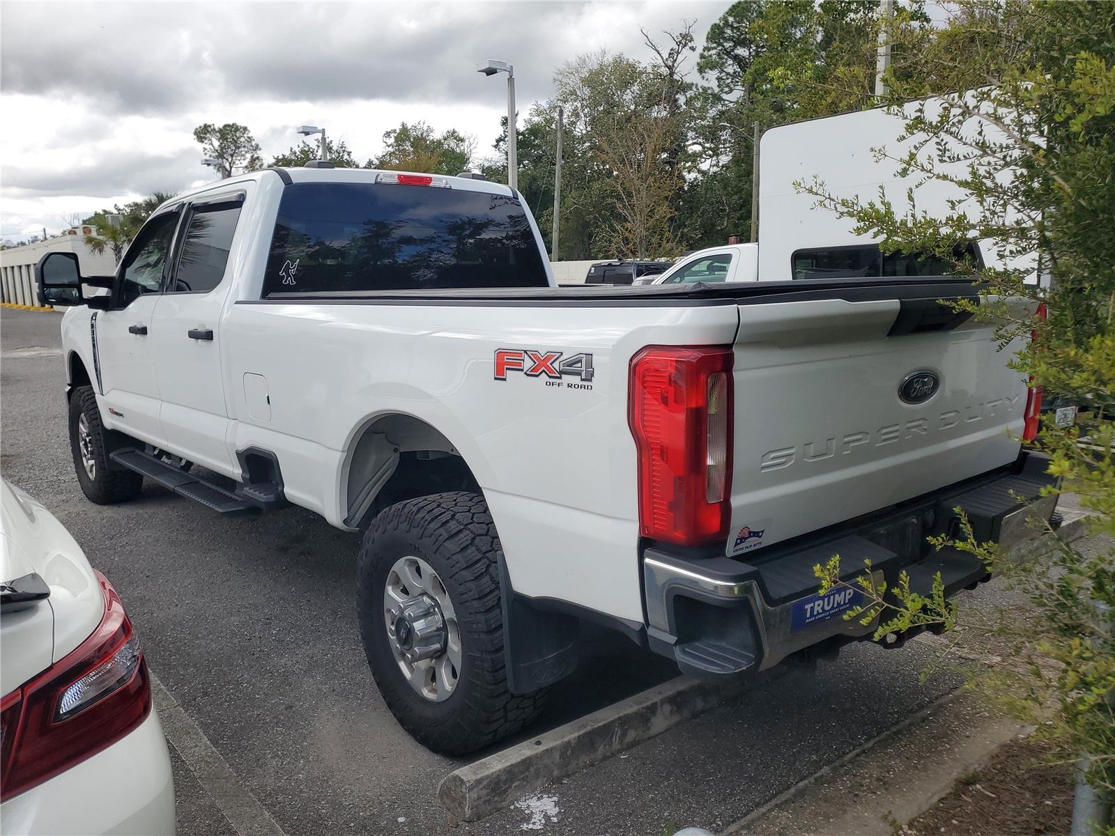 2023 Ford F-350 XLT photo 2