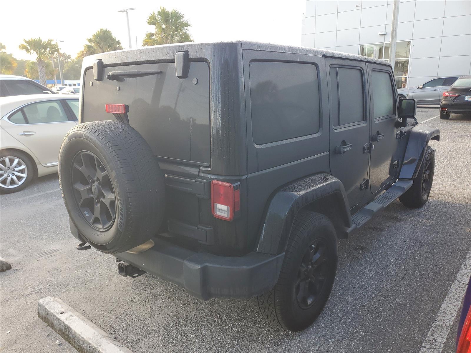 2013 Jeep Wrangler Unlimited Sahara photo 2