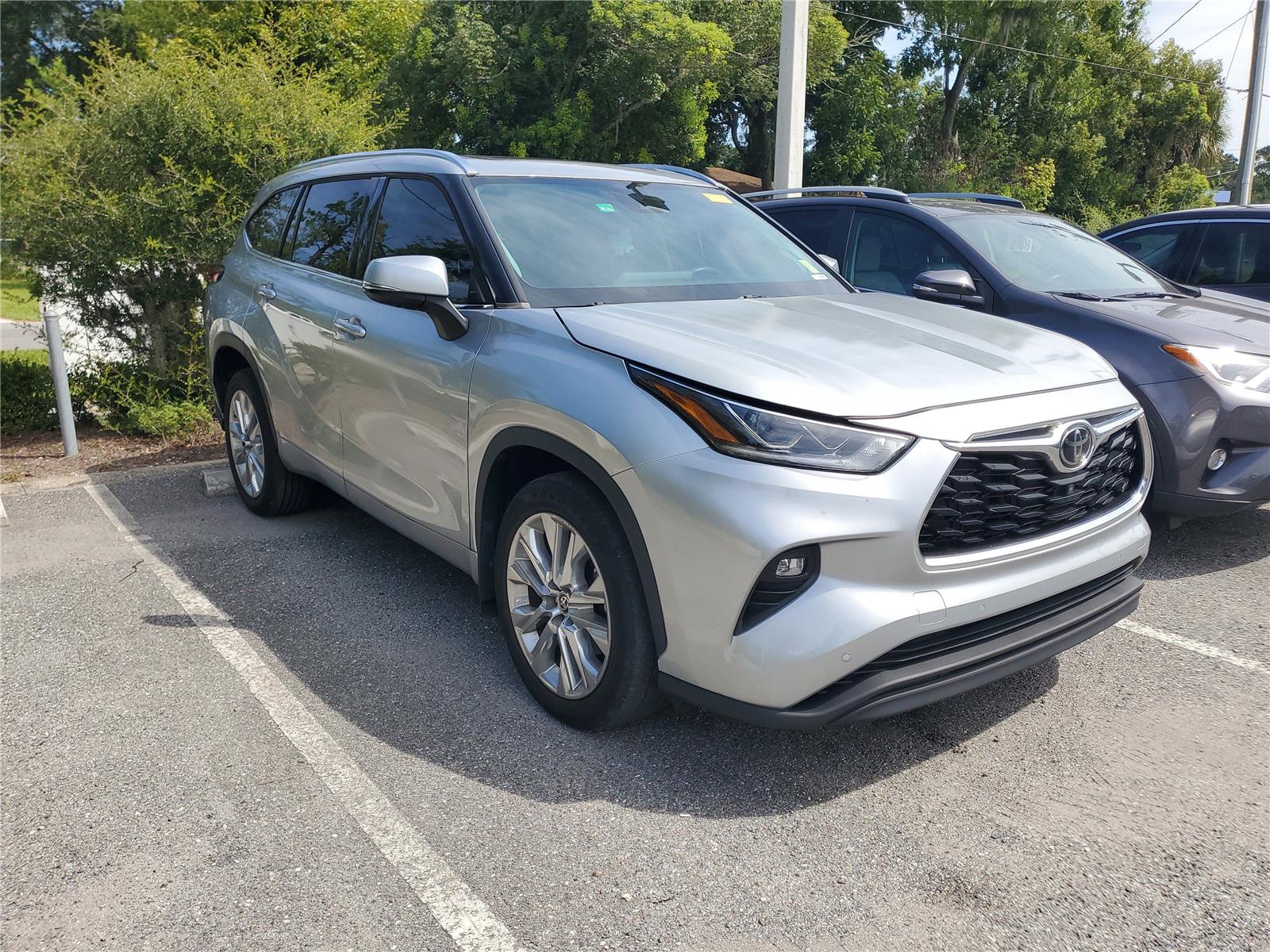 2022 Toyota Highlander Limited photo 4